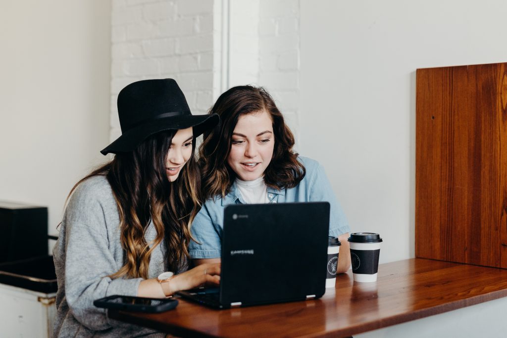 Shoppers browsing an online store together – product discovery in ecommerce